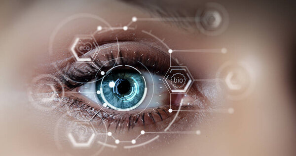 Закрытие женского глаза в процессе сканирования