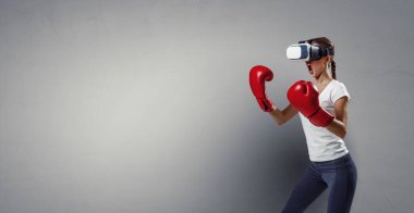 Genç kadın boks yapıyor. - Evet. Karışık ortam