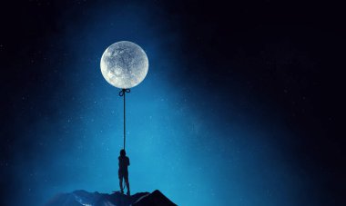 Çocuk ayı yakalıyor. Karışık ortam