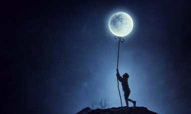 Çocuk ayı yakalıyor. Karışık ortam