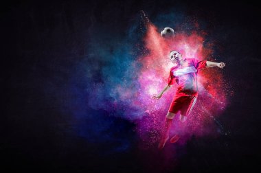 Futbol oynayan çocuk topa vuruyor