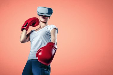 Genç kadın boks yapıyor. - Evet. Karışık ortam