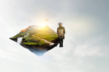 Alışveriş torbalarıyla ev hanımı. Karışık ortam