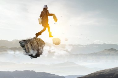 Alışveriş torbalarıyla ev hanımı. Karışık ortam