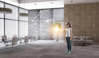 Sanal gerçeklik gözlüğü takan kadın