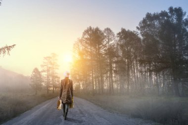 Alışveriş torbalarıyla ev hanımı. Karışık ortam
