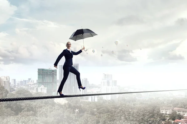 Mladá podnikatelka kráčející s deštníkem — Stock fotografie