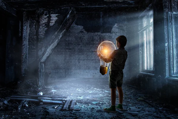 Хлопчик з лампочкою — стокове фото