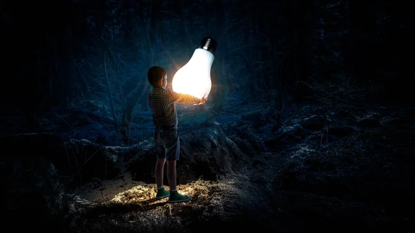 Niño sosteniendo una bombilla — Foto de Stock