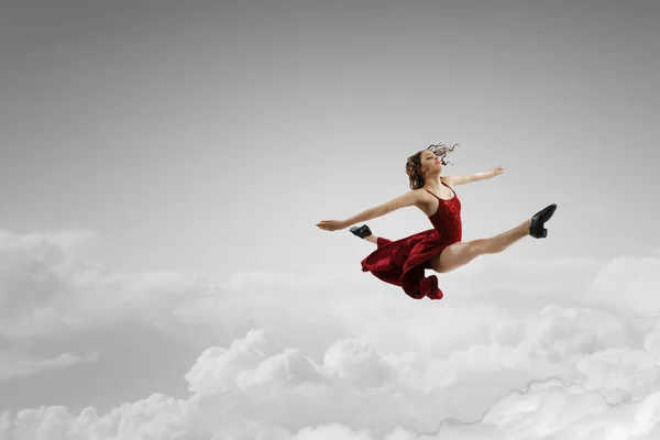 Ballerina sullo sfondo del cielo — Foto Stock