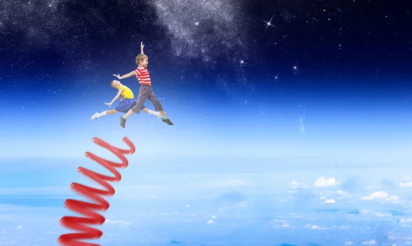 Дети прыгают в небо — стоковое фото
