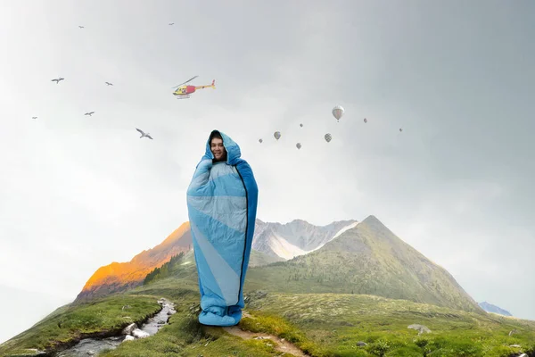 Jeune voyageur dans un sac de couchage — Photo