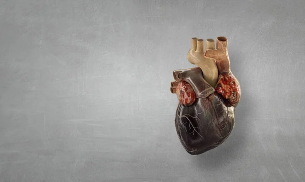 Imagem do coração humano feita de elementos metálicos — Fotografia de Stock