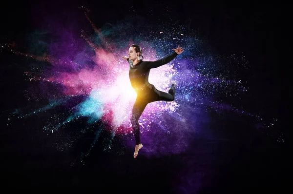Мужчина танцор на цветном фоне — стоковое фото