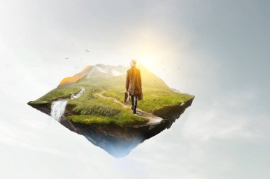 Alışveriş torbalarıyla ev hanımı. Karışık ortam