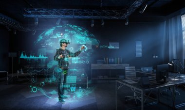 Adam sanal gerçeklik gözlüğü takıyor.