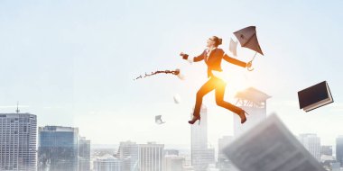 Şemsiyeyle yürüyen genç iş kadını