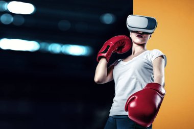 Genç kadın boks yapıyor. - Evet. Karışık ortam