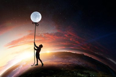 Çocuk ayı yakalıyor. Karışık ortam