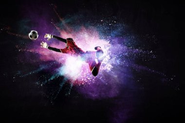 Futbol oynayan çocuk topa vuruyor