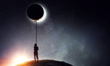 Ay 'a uçan kız çocuğu. Karışık ortam