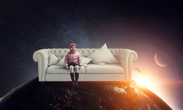 Dziewczyna siedzi i marzy o przygodach — Zdjęcie stockowe