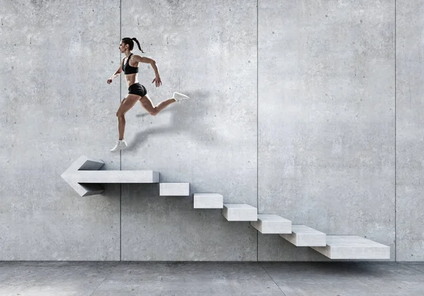 위층을 걷고 있는 스포츠 여성의 모습 — 스톡 사진