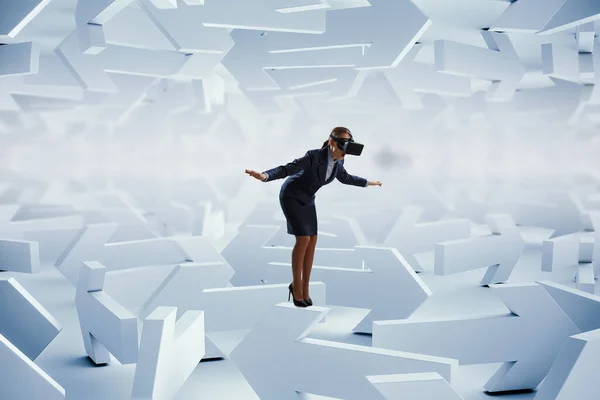 Femeie de afaceri în ochelari de realitate virtuală și labirint. Media mixtă — Fotografie, imagine de stoc
