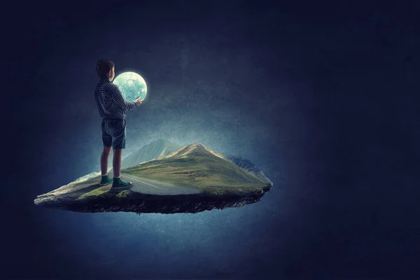 Chłopiec trzymający księżyc w nocy — Zdjęcie stockowe