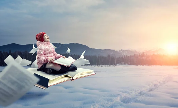 Bambina che legge un libro — Foto Stock