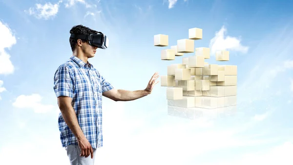 Man met een virtual reality bril — Stockfoto