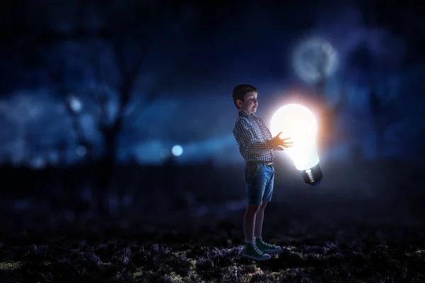 Jongen met een gloeilamp — Stockfoto