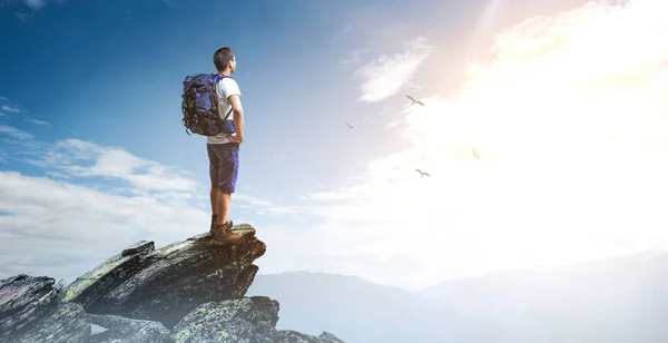 Junge Reisende erkunden die Welt — Stockfoto