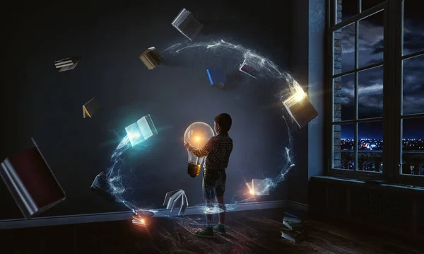 Pojke med glödlampa — Stockfoto
