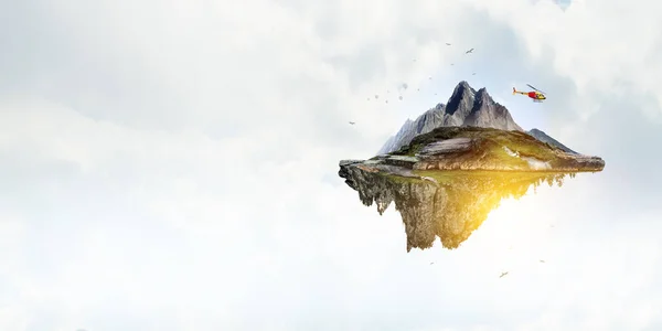 Landschap met zwevende bergen in de lucht — Stockfoto