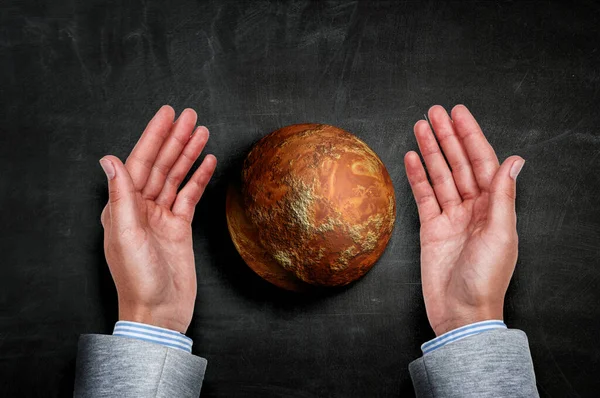 Hände halten Planeten. Gemischte Medien — Stockfoto