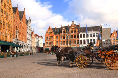 Eski evleri ve at arabası Grote Markt kare, Ortaçağ Şehir Brugge, Belçika, Europe üzerinde. UNESCO Dünya Miras Listesi