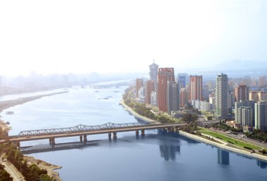 Yeni konut kompleksi ve Daedong Nehri (Taedong Nehri), Pyongyang-Kuzey Kore (DPRK) sermaye şehir havadan görünümü. Yanggakdo Adası 'ndan görünüm