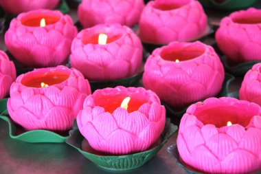 Cam şamdanlar kırmızı renk, Budist Tapınağı, Penang Adası, Malezya bir lotus şeklinde yanan mumlar