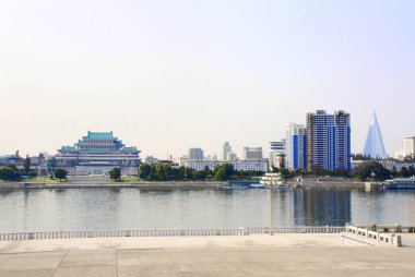 Büyük insanların çalışma House, yeni konut kompleksi ve bundan Nehri (Taedong), Pyongyang - sermaye Şehir Kuzey Kore (Kuzey Kore) hava görünümünü. Üzerinden görüntülemek Juche Kulesi