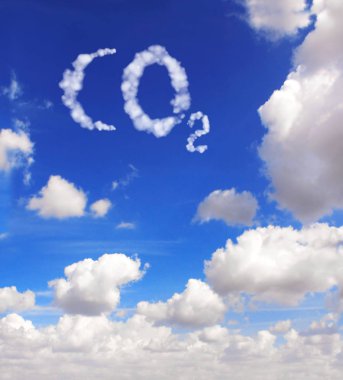 Mavi gökyüzündeki bulutlardan gelen CO2 sembolü