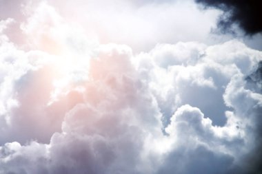 Güzel gökyüzü arka plan ile fırtınalı cumulonimbus. Beyaz bulutlar ve güneş ışığı