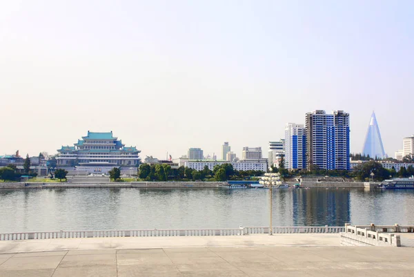 大人们的研究房子 新的住宅建筑群和 Daedong 大同河 平壤首都朝鲜 从主体塔看 — 图库照片