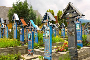 Romanya - 25 Temmuz, 2017: Merry Mezarlığı, Sapanta, Maramures ahşap haçlar boyalı 