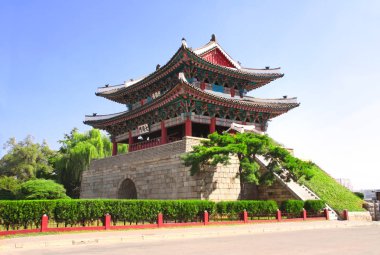 Thadon kapı (Theydon kapısı, Taedongmun-dong), parçası (VI yüzyılın ortasında örülmüş) antik kale duvarı, Pyongyang, Kuzey Kore (Kuzey Kore)