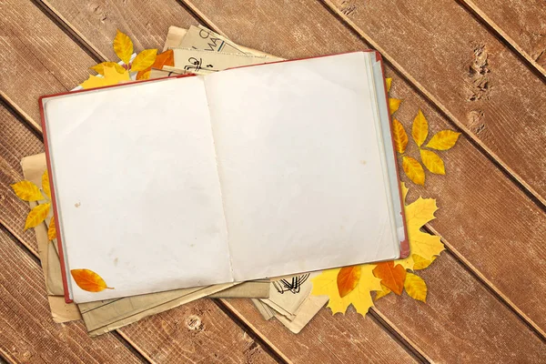 Libro Viejo Hojas Otoño Sobre Tablas Madera Viejas — Foto de Stock