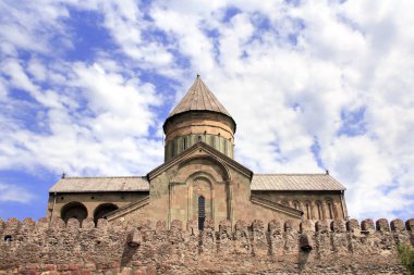 Mtsheta kale duvarı, Georgia arkasında Svetitskhoveli Ortodoks Katedrali. UNESCO Dünya Miras Listesi