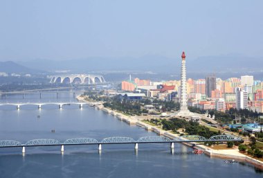 Pyongyang, Kuzey Kore (Kuzey Kore) - 25 Eylül 2017: yeni konut kompleksi, kule Juche fikir ve bundan nehir (Taedong Nehri) hava görünümünü. Yanggakdo Adası'ndan görüntülemek
