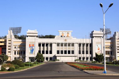 Kuzey Kore, Pyongyang - 14 Eylül 2017: İki Cumhurbaşkanı Kuzey Kore Kim Il Sung ve Kim Jong Il portreleri Merkezi Stadyumu