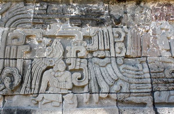 バス救済アメリカ合衆国のインドの首長 コロンビア前マヤ文明 羽の蛇の神殿の彫刻Xochicalco メキシコで過ごした ユネスコ世界遺産 — ストック写真